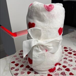 Throw Holiday Home Microplush with Red Hearts size 50x60 new